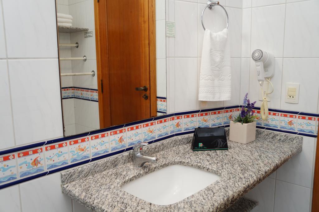 Quarto Duplo com Varanda e Vista Parcial do Mar